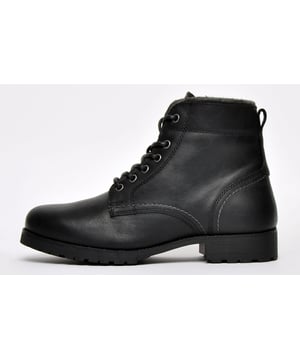 These Oaktrak Bates by Red Tape are delivered with a premium leather upper and on trend rugged designer styling. A rugged rubber outsole with geometric pattern provides increased traction, complimented by the full 6 eyelet lace up closure which ensures a secure fit. The panelled upper provides not only visual appeal and durability, but also increases support, whilst the cushioned footbed provides all-day comfort.
 The all-black colourway provides a smart finish, enhanced by the intricate stitch detailing, delivering the perfect finishing touch to this great value fashionable leather boot. 
 - Leather upper
 - Soft lined textile interior
 - 6 eyelet lace closure
 - Comfort padded insole
 - Heel pull tab for easy on / off wear
 - Durable rubber outsole