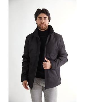 100 % PolyesterFutter aus 100 % PolyesterÄrmelfutter aus 100 % Polyester– Innenfutter mit einer Innentasche mit Reißverschluss und einer Innentasche mit Knopfverschluss– Taschen haben einen ReißverschlussUnser Model ist 181 cm groß und trägt Größe M/50