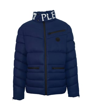 �Mant�ngase c�lido y elegante con el logotipo de la marca Plein Sport Navy Blue Jacket! Hecho en mente con comodidad, esta elegante chaqueta azul marino presenta un forro acolchado y el logotipo de Signature Plein Sport. �Disfruta de una calidez superior combinada con elegancia atemporal! Palabos frontales de cierre de cremallera, 3 bolsillos de cierre de cremallera en el cofre, capa de cierre central de cierre, relleno: 100% poliamida, forro: chaqueta de poli�ster acolchada, estilo de cierre de cremallera: UPPS03S 85
