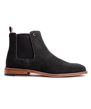 Botas Chelsea negras con cordones Simon Carter Elgar 2 para hombre con parte superior de ante suave. finos detalles. Talonera textil con la marca del diseñador y forro y calcetín estampados exclusivos. Estos inteligentes. Los zapatos exclusivos para hombre de Simon Carter son tu elemento básico elegante para muchas ocasiones.