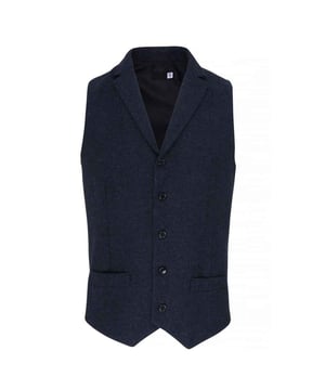 Materialzusammensetzung (%): 50% Polyester, 45% Holz, 5% Mischgewebe. Design: Fischgrätmuster. GSM (Gramm pro Quadratmeter): 300. Einreihig. Knopfleiste mit fünf Knöpfen, Schnalle im Rücken, Abnäher an Rücken, Abnäher vorn. Taschenart: 2 Vordertaschen. Nachhaltigkeit: Amfori-Freigabe, BSCI, REACH. Revers. Futterstoff: Satin. Ärmellos.