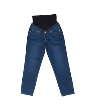 Estos jeans de maternidad están diseñados para brindar confort y funcionalidad durante todo el embarazo.  

Presentan un panel elástico suave que se ajusta perfectamente sobre el vientre, proporcionando soporte sin apretar. 

Incluyen un cierre de botón tradicional y una cintura ajustable interna, lo que permite un ajuste personalizado y mayor versatilidad a medida que el abdomen crece. 

Con el clásico diseño de cinco bolsillos y un corte recto a lo largo de las piernas, estos jeans combinan el estilo moderno de un pantalón vaquero con la comodidad necesaria durante la maternidad.
 Composición: Exterior: 88% Algodón, 10% Poliéster, 2% Elastano
 Cuidados:
- Lavar a máquina con agua fría.
- Utilizar colores similares en el lavado.
- Evitar el uso de blanqueadores.
- Secar a baja temperatura en secadora.
- Planchar a baja temperatura.
- No lavar en seco.