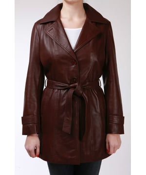 Erweitern Sie Ihren Stil mit unserer Lederjacke in Ã‚Â¾ Länge, die für Eleganz und Vielseitigkeit zu allen Jahreszeiten konzipiert ist. Diese Jacke verkörpert den klassischen Trench-Stil und verfügt über eine zweireihige Ausführung, die für einen eleganten Look mit drei Knöpfen geschlossen oder für einen entspannten Look offen gelassen werden kann. Das moderne, verstellbare Taillenband verleiht dem Kleidungsstück eine schicke Note und unterstreicht seinen einzigartigen Charakter. Wichtige Designelemente:  Hergestellt aus 100 % Hochwertiges, ultraweiches Nappaleder für unvergleichliche Qualität und Komfort. Beinhaltet ein Taillenband aus Leder, das eine anpassbare und schmeichelhafte Passform ermöglicht. Zwei dezente Hüfttaschen sorgen für Funktionalität und Stauraum. Zweireihiges Design mit Drei-Knopf-Verschluss und breitem Revers für zeitlosen Stil. Einzigartige Bindebänder an den Manschetten sorgen für Charakter und Einstellbarkeit für Komfort.  Diese Jacke kombiniert mühelos klassische Trench-Elemente mit modernem Flair und ist somit eine vielseitige Ergänzung Ihrer Garderobe. Erleben Sie Raffinesse und Stil mit diesem außergewöhnlichen Stück.