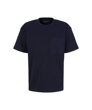 Dit T-shirt voor heren van Tom Tailor is een casual en comfortabel kledingstuk. Het heeft een ronde hals, korte mouwen en een borstzak. Het T-shirt heeft een relaxte pasvorm en is effen van kleur. Het is gemaakt van hoogwaardige materialen en draagt zeer comfortabel. Het T-shirt is verkrijgbaar in verschillende kleuren en kan gemakkelijk worden gecombineerd met jeans of shorts. Dit T-shirt is een geweldige basic voor elke garderobe.