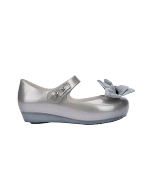 Add novelty and a touch of sweetness to your child's wardrobe! The Mini Melissa Ultragirl Sweet is back with a romantic bow adorning the upper. Comfort is a priority thanks to the Grenflex composition, and your mini will have her feet in the clouds.