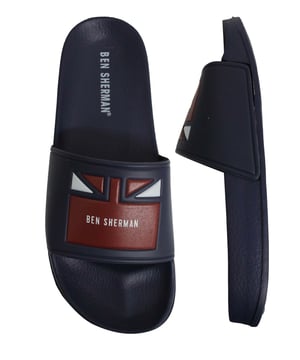 Ben Sherman Jet Men's Navy Sliders, de perfecte mix van mode en functionaliteit voor je casual zomeruitstapjes. Gemaakt met nauwgezette aandacht voor detail, zijn deze sliders ontworpen om je schoenen spel te verheffen terwijl ze ongeëvenaard comfort bieden.

Belangrijkste kenmerken:

 Verfijnd Ontwerp:  De Ben Sherman Jet Sliders hebben een strak en eigentijds ontwerp dat moeiteloos bij elke outfit past. De marineblauwe kleur straalt een gevoel van elegantie en veelzijdigheid uit, waardoor ze geschikt zijn voor zowel casual als semi-formele gelegenheden.

 Eersteklas materiaal:  Gemaakt van hoogwaardige materialen, zijn deze sliders niet alleen duurzaam maar voelen ze ook zacht aan tegen je huid. De band en het voetbed zijn ontworpen om blijvend comfort te bieden, zelfs bij langdurig dragen.

 Gemak bij het aantrekken:  Met hun gemakkelijke slip-on ontwerp bieden deze sliders ongeëvenaard gemak. Geen gedoe meer met gespen of veters - gewoon je voeten erin schuiven en je kunt aan de slag!

 Kussen in het voetbed:  Het voetbed van de Ben Sherman Jet Sliders is speciaal gepolsterd om superieure ondersteuning te bieden en de impact te verminderen, zodat je lang comfortabel kunt lopen.

 Buitenzool met textuur:  De sliders hebben een buitenzool met textuur die grip en stabiliteit verbetert, zodat je vol vertrouwen op verschillende oppervlakken kunt lopen zonder je zorgen te maken over uitglijden of slippen.

 Merkversiering:  Het iconische Ben Sherman logo dat trots op de band staat voegt een vleugje authenticiteit en verfijning toe, waardoor deze sliders een statement zijn in je schoenencollectie.

 Veelzijdige mode:  Deze sliders gaan moeiteloos over van ontspanning bij het zwembad naar casual rondhangen met vrienden. Combineer ze met shorts, jeans of zelfs een lichte zomerbroek voor een ontspannen maar stijlvolle look.

 Ideaal voor op reis:  Hun lichtgewicht