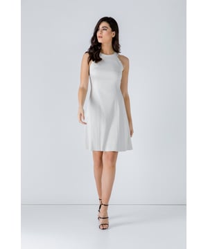 Mouwloze zandkleurige jurk van stretch geweven gabardine-achtige stof. Racer back. Naden vanaf de armsgaten naar de buste en de zoom voor een perfecte pasvorm. Verborgen ritssluiting achteraan. A-lijn silhouet. Volledig gevoerd in ecru stof. Lengte voor maat 38: 95cm. Ons model is 176cm en draagt maat 36/S. Afmetingen voor maat 38 (in cm): Schouder -23; Borst-38; Taille-35; Onderkant-53;Lichaamslengte-95. 97% katoen-3% elastan