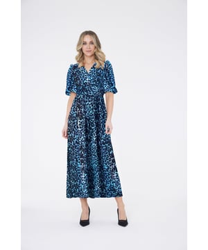 El vestido Evelyn fue hecho para las almas libres. Este hermoso vestido maxi presenta unas lindas mangas abullonadas, y la tela elástica ligera hace que este vestido sea ultra versátil. Perfecto para todas las ocasiones.

El estampado de tendencia, el corte imperio y la silueta fluida se combinan para aportar una sensación de facilidad al vestido. El vestido Evelyn tiene un diseño cruzado en el pecho que favorece la figura. Vístelo con tacones para tu próxima fiesta o combínalo con zapatos planos para un estilo relajado de verano.

Largo, fluido, estampado de tendencia.

95% Poliéster, 5% Elastano

Forro: 95% Poliéster, 5% Elastano

Lavado a máquina a 40°