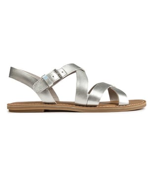 Dies ist eine sommerliche, schimmernde, Riemchensandale, die Sie perfekt an diesen sonnigen Tagen begleiten wird. Die Toms Sicily Sandalen haben ein silbernes Metallic-Leder-Obermaterial, eine gepolsterte Leder-Innensohle für großen Komfort und verstellbare Schnalle und Riemen, so dass Sie Ihre perfekte Passform finden können. Diese leichten Flats geben Ihren Frühlings- bis Sommer-Outfits einen neuen Glanz.