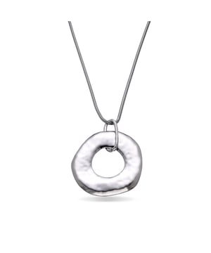 Collar Routa acabado en rodio. África se convierte en la línea perfecta para mujeres con personalidad, que no temen arriesgar y lucir piezas con carácter propio.
Un viaje a nuestros orígenes.