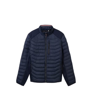 De gewatteerde jas van Tom Tailor is een jas voor heren die geen compromis willen sluiten tussen stijl en comfort. De jas is gemaakt van hoogwaardige materialen die zorgen voor een hoog niveau van comfort en duurzaamheid. Het is uitgerust met onderhoudsvriendelijke vezels die zorgen voor een eenvoudige reiniging en een aangename grip. De gewatteerde jas heeft een regular fit en biedt een optimale pasvorm en bewegingsvrijheid. Een opstaande kraag die de wind uit je nek houdt en zorgt voor een sportieve look is een must. De jas is voorzien van een doorlopende ritssluiting met kinbescherming, hierdoor is het aan- en uittrekken gemakkelijk en biedt het een goede bescherming. Er zijn twee zakken met ritssluiting en een borstzak waarin je kleine spullen veilig kunt opbergen. De jas is geschikt voor de overgangs- en koudere dagen, omdat hij je warm en droog houdt. De gewatteerde jas van Tom Tailor is een jas die je voor elke gelegenheid kunt dragen, of je nu gaat wandelen, winkelen of vrienden ontmoet. De gewatteerde jas van Tom Tailor is een jas die je niet meer wilt uittrekken.