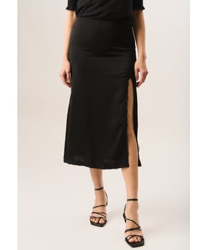Eleva tu estilo con nuestra falda midi con ribete de encaje y abertura lateral de satén negro. Confeccionada con una lujosa tela de satén negro, esta falda presenta una abertura lateral y un delicado ribete de encaje que le da un toque de elegancia. Perfecta para cualquier ocasión, esta falda midi te hará destacar entre la multitud.