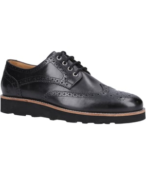Een twist op een klassieke brogue, de Kendrick heeft een lichtgewicht zool en stiksel-details, perfect voor casual winteravonden uit. Je ziet er stijlvol uit en blijft comfortabel dankzij de ademende voering en de gewatteerde kraag.