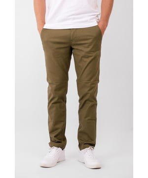 Onze populaire Performance Pants™ zijn nu verkrijgbaar in een nieuwe structuur! Als je op zoek bent naar de perfecte alledaagse broek die voldoende stretch biedt voor volledige mobiliteit, dan heb je ze hier gevonden! Onze Structure Performance Pants™ zijn gemaakt van 98% katoen en 2% elastaan, dus je hoeft geen compromis te sluiten op comfort of functionaliteit. De stof is geweven op een manier dat de vezels een gestructureerd oppervlak vormen dat van dichtbij te zien is, en de broek heeft ook nep achterzakken. Alle onderkleding uit onze Perform Collection is gemaakt met één doel voor ogen: het maken van de beste kleding voor mensen die hoge eisen stellen aan de functionaliteit en kwaliteit van hun kleding. Daarom zijn al onze kledingstukken uit de Perform Collection gemaakt van goede, rekbare en zachte materialen die de hele dag comfortabel zijn om te dragen. 

De broek wordt hier getoond in de kleur groen en heeft een slim fit. Het model is ook verkrijgbaar in regular fit. 

Welke maat heeft de broek? De broek is verkrijgbaar in 20 verschillende maten. Bekijk en kies je maat onder "maat". De maten zijn aangepast voor mannen. 

Over TeeShoppen: Bij TeeShoppen geloven we niet altijd dat prijs en kwaliteit hand in hand gaan, en dat willen we bewijzen. Ons assortiment bestaat uit verschillende coole basisitems die in elke garderobe passen. En we doen geen concessies aan kwaliteit en design. De kleding is gemaakt van luxe materialen die comfortabel zijn om te dragen en zijn ontworpen om te stylen voor elke gelegenheid. Wil je een tijdloze leverancier van mode voor zowel mannen als vrouwen? Dan is TeeShoppen de plek voor jou. We zijn specialisten in de verkoop van basis kleding. Je betaalt niet voor dure merken en kosten, maar alleen voor kwaliteit en service. We breiden ons assortiment voortd