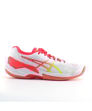 ¡El Asics Sky Elite FF es la nueva modelo de mujeres en la gama de voleibol ASICS! Como su nombre indica, el Sky Elite es el sucesor del Volley Elite FF y viene con un material superior recientemente desarrollado, una construcción modificada de entresuela y una suela exterior mejorada.

La nueva parte superior del zapato de voleibol femenino Sky Elite FF es transpirable y equilibra la estabilidad y la flexibilidad. ¡Gracias a la innovadora amortiguación de Flyte-foam, la nueva zapatilla ASICS Volleyball ofrece una excelente amortiguación en el antepié y el trasero! ¡Una tecnología de gel adicional en el área del talón asegura una absorción óptima de choque para saltos de altura!