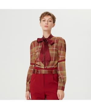 Een van deze herfsthit, de macro-Tartan-print uit een vloeiende satijnen stof. Een geweldige aanvulling op een formele garderobe, bijvoorbeeld gekoppeld aan een gewoon pak. Veel plezier met de satijnen kraagband: bind het in een boog of een stropdas of laat het los voor een moeiteloze look.

Productdetails:
Rechte vorm
Lengte: 70 cm
Lange mouwen
Kraag
Boutonnagedemium vooraan