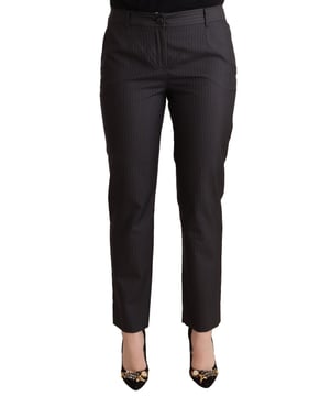 Marca: Dolce & Gabbana  
Estilo: Pantalones ajustados  
Corte: Regular  
Material: 60% Lana Virgen 40% Seda  
Color: Negro  
Cierre: Cremallera y botón  
Detalles: Detalles de logotipo  
Origen: Hecho en Italia  
Material: 60% Lana Virgen 40% Seda