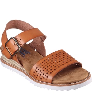 Zomerse stijl en comfort vormen het perfecte paar in BOBS from Skechers Desert Kiss - Sunny Flair. Deze sandaal met bandjes heeft een synthetisch bovenwerk met uitgesneden details, jute afwerking op de middenzool en een dempend Skechers Memory Foam voetbed.