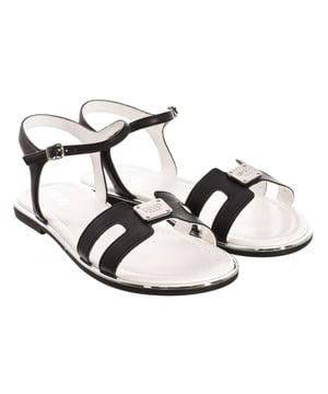 Turnschuhe mit originellem Design.
 Flacher Schnürverschluss auf der Vorderseite.
 Markenlogo mit fortlaufendem Relief.
 Von der Marke angepasste Vorlage.
 Rutschfeste Sohle.
 Nähte im Ton gesehen.

 Zusammensetzung:
 Äußeres: Synthetik - Innen: Textil - Sohle: Synthetik.

 Pflege:
 - Mit einem feuchten Tuch reinigen.
 Zusammensetzung: Außen: 100% Polyurethan; Sohle: 100% TPR
 Pflege:
Mit einem feuchten Tuch reinigen.