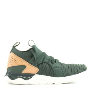 Lightweight comfort and style that will help make each run better than the last, the ASICS GEL-Lyte Sanze Knit sneakers have been built from a single piece knitted upper; realised in a sock-like construction for a secure style that moves with the contours of your feet. Overlaid with a woven tongue, the engineered lacing system keeps you safe and comfortable, while the textured silhouette adds contemporary style to the tonal sneaker. Contrasted with a perforated leather heel, the breathable shoe plays host to ASICS branding throughout – completed with signature GEL technology to ensure a cushioned step every time.