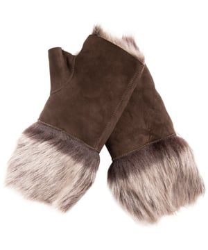 Cálidos, elegantes y chic, estos mitones sin dedos de piel de oveja toscana son perfectos para cuando bajan las temperaturas. Fabricados con la piel de oveja toscana de mayor calidad, estos mitones sin dedos reversibles te ayudarán a mantener las manos abrigadas sin resultar poco prácticos ni afectar a tu destreza. Perfectos para cuando necesites usar tu teléfono mientras viajas, estos mitones de piel de oveja son el accesorio imprescindible de este invierno. Fabricados en el Reino Unido, disponibles en 11 colores
