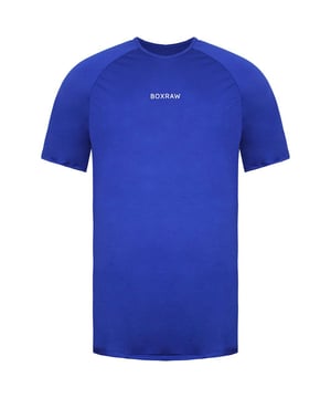 Dieses T-Shirt wurde mit Blick auf Präzision und Funktionalität entworfen und ist ein Beweis für unser Engagement für hochwertige Sportbekleidung. Dank der innovativen SMRT-TEC-Technologie bietet dieses T-Shirt fortschrittliche feuchtigkeitsableitende Eigenschaften und hält Sie bei intensiven Trainingseinheiten trocken und komfortabel. Das leichte Gewebe ermöglicht optimale Atmungsaktivität und sorgt dafür, dass Sie auch bei hitzigen Wettkämpfen einen kühlen Kopf bewahren. Mit seiner schlanken und athletischen Passform schmiegt sich dieses T-Shirt an Ihren Körper an, sorgt für einen stromlinienförmigen Look und ermöglicht uneingeschränkte Bewegungsfreiheit. Das sorgfältig ausgearbeitete Design umfasst ergonomische Nähte, die Ihren natürlichen Bewegungsspielraum widerspiegeln und Ihnen ermöglichen, ungehindert Höchstleistungen zu erbringen. Mit seiner modernen und minimalistischen Ästhetik lässt sich das BoxRaw SMRT-TEC Herren-T-Shirt mühelos vom Fitnessstudio in die Freizeit tragen. Das klassische BoxRaw-Logo verleiht einen Hauch von Authentizität und Stil, während die hochwertige Verarbeitung Haltbarkeit und Langlebigkeit garantiert. Egal, ob du im Fitnessstudio an deine Grenzen gehst oder einen aktiven Lebensstil führst – das BoxRaw SMRT-TEC Herren-T-Shirt ist die perfekte Wahl für alle, die Wert auf Leistung und Stil legen. Erweitere deine Trainingsgarderobe mit diesem topaktuellen T-Shirt und erlebe die Kombination aus Komfort, Stil und Funktionalität.
