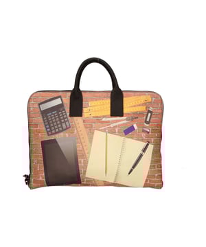 Bolso de mano unisex de doble compartimento con bandolera regulable extraíble. Exterior de piel genuina con frontal saffiano estampado, interior de neopreno con varios bolsillos. Producto artesanal