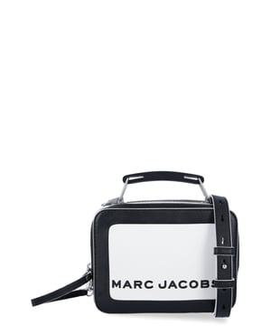 Handmodell  
• Quadratdesign  
• Zweifarbiges, glattes Leder  
• Marc Jacobs Logo aufgedruckt  
• Oberer Verschluss mit doppeltem Metallreißverschluss  
• Innenfutter aus Canvas  
• 1 interne Reißverschlusstasche  
• Gummierter oberer Griff mit Logo  
• Abnehmbarer und verstellbarer Lederschulterriemen  
• Schulterriemenlänge: 62 cm  

Originalpreis: EUR 390  
Farbe: Weiß  
Material: Leder  
Zustand: Neu mit Etikett  
Größe: Einheitsgröße  
Abnutzungsspuren: Nein  
SKU: 50187 / M0014506164 / M0014506164_OS  
Abmessungen (cm) Breite: 20, Länge: 7, Höhe: 14