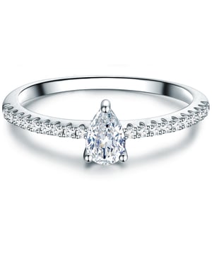 Are you looking for a special engagement ring? This ring of the 1934 manufacture guarantees an enthusiastic "yes", because the unusual drop shape of the Zirconia solitary is an eye-catcher on the finger. Luxurious extra is the ring rail in the memoire ring design, which is half-coated with zirconia stones. The precise brilliant cut of the crystals ignites a fascinating sparkle in countless facets and rhodium -off protects the ring made of high -glossly polished 925. A glamorous accessory that is not only an affordable alternative to expensive diamond rings, but is also often worn after the wedding!