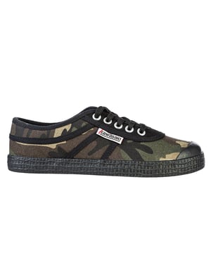 Nuestra zapatilla de lona de camuflaje tiene un aspecto lúdico e icónico, que puedes llevar sin esfuerzo a cualquier parte. Con los patrones frescos y divertidos, el zapato crea un momento llamativo y habla por sí mismo. ¿Necesitamos decir más?Detalles del producto. Cordones regulables para un ajuste adecuado. Disponible tanto en corte bajo como en corte alto. Unisex. Zapato ligero. El zapato de corte bajo con cordones permite la rotación y la flexibilidad. Parte superior: lona y ante de vaca. Suela: RBGuía de tallas/ajuste. Si estás entre dos tallas, te recomendamos que elijas la más grande.Guía de lavado. Se recomienda no lavar el zapato.