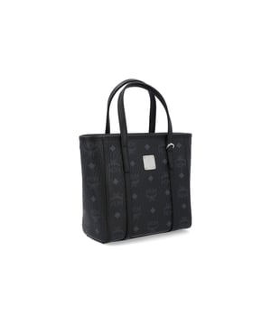 Nappaleder-Obergriffe, Reißverschluss, hintere Außenschlupftasche, innere Reißverschlusstasche, Kobalt-Hardware, innere offene Tasche, Nappaleder-Besatz, Baumwollcanvas-Futter, D-Ring-Detail an der Außenseite  
MCM MCM Damen Toni Shopper in Braun Visetos  
Farbe: Schwarz  
Material: Canvas  
Zustand: Neu mit Etikett  
Größe: Einheitsgröße  
Gebrauchsspuren: Keine  
SKU: 112780 / MWPAATN04BK / MWPAATN04BK_OS  
Abmessungen: Länge: 190 mm, Breite: 95 mm, Höhe: 185 mm