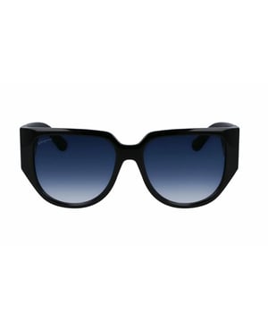 Gafas de sol SF1088SE con montura de acetato.

Forma y diseño:
- Estas gafas Salvatore Ferragamo tienen una silueta oversized.

Material de la montura:
- La montura de estas gafas está fabricada en acetato, un material plástico.
- El acetato proporciona durabilidad, flexibilidad y un acabado liso a la montura.

Patillas de acetato:
- Las patillas también están hechas de acetato, a juego con el material de la montura.
- El acetato en las patillas las hace livianas y cómodas de llevar.

Detalles de la marca:
- Grabado de la marca Salvatore Ferragamo en la lente.
- Estos elementos de diseño ayudan a identificar claramente el modelo como parte de la colección de gafas Salvatore Ferragamo.

Lentes:
- Los lentes son de alta calidad.
- Estos lentes proporcionan una excelente protección UV y una visión nítida y clara.
 Medidas: Ancho lente: 57 mm. Puente: 16 mm. Patillas: 140 mm.
 Composición: Acetato
 Cuidados:
Utiliza un paño de microfibra suave y limpio para limpiar tus gafas de sol. Este tipo de paño no rayará los lentes.
Evita usar productos de limpieza abrasivos, detergentes, alcohol o acetona, ya que pueden dañar los lentes y los tratamientos antirrefleja