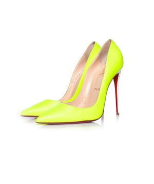 VINTAGE, RRP WIE NEU  
Christian Louboutin, So Kate Neon-gelbe Pumps mit glänzendem weißen Absatz. Dieses Paar wurde ein- oder zweimal getragen und ist in gutem Zustand. Am rechten äußeren Fuß hat das Leder einen kleinen Riss, ansonsten ist es in sehr gutem Zustand. Wird mit einem Staubbeutel geliefert.  
• ZUSTAND: guter Zustand  

• GRÖSSE: 40.5  

• EINLEGEMESSUNGEN: 27 cm  

• ABSATZMAßE: 13 cm  

• MATERIAL: Leder  

• FARBE: gelb, weiß  