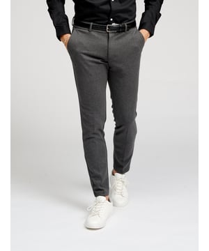 Dit is een paar van onze populaire Performance Pants™ van TeeShoppen. Het grijze model past goed in elke garderobe en bij elke outfit, waardoor je een look kunt creëren die zowel stijlvol als comfortabel is. Als je hoge eisen stelt aan de functionaliteit en kwaliteit van je kleding, dan is de Perform Collection van TeeShoppen de juiste plek voor jou om te kijken. We hebben deze collectie ontwikkeld om de beste kleding voor jou te maken, gebruikmakend van materialen die zacht, comfortabel en rekbaar zijn, zodat je ze de hele dag kunt dragen.

De broek wordt hier getoond in de kleur grijs en heeft een slim fit. Het model is ook verkrijgbaar in regular fit.

Broeken kunnen worden geselecteerd in 34 verschillende maten, aangepast voor mannen.

Bij TeeShoppen geloven we niet altijd dat prijs en kwaliteit hand in hand gaan, en dat willen we bewijzen. Ons assortiment bestaat uit verschillende coole basisstukken die in elke garderobe passen. En we compromitteren niet op kwaliteit en design. Onze kleding is ontworpen om gemakkelijk te stylen en gemaakt van de beste materialen, zodat je comfortabele kleding hebt die voor alle gelegenheden kan worden gebruikt. Op zoek naar een plek om tijdloze kleding te vinden voor zowel mannen als vrouwen? Dan ben je bij ons aan het juiste adres. Bij TeeShoppen betaal je niet voor dure merken en kosten, alleen voor kwaliteit en service, wat voor ons belangrijk is. En natuurlijk breiden we ons assortiment voortdurend uit in lijn met de mode, zodat je altijd moderne basis kleding bij ons kunt vinden.