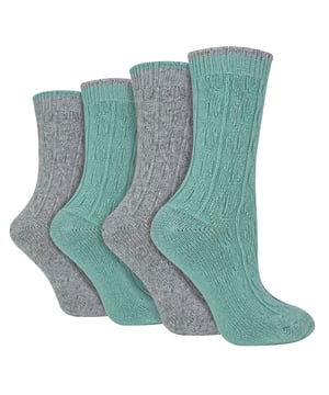 Estos calcetines Wildfeet Cashmere para mujer son los calcetines del lujo y la comodidad. Fabricados con una mezcla de lana natural, viscosa y cachemira, están diseñados para proporcionar calidez y comodidad durante todo el día, tanto si estás haciendo recados como relajándote en casa. Estos calcetines ofrecen el equilibrio perfecto entre lujo y funcionalidad con una mezcla de lana, viscosa y cachemira. El material suave y cómodo proporciona calor y aislamiento para mantener los pies acogedores cuando hace frío, a la vez que es transpirable y evacua la humedad. La combinación de fibras hace que estos calcetines sean más duraderos, garantizando un uso prolongado, mientras que la pernera acanalada aumenta la comodidad. La longitud de la tripulación y el grosor de calibre medio los convierten en una buena opción para cualquier calzado de ocio o botas, añadiendo un toque de comodidad a cualquier atuendo. Estos 4 pares de calcetines Wildfeet Cashmere vienen en 2 cajas de regalo y envueltos de forma atractiva con un lazo de cinta de raso, lo que los hace ideales para regalar a amigos o familiares. ¿Tal vez incluso un regalo de Navidad de última hora o para rellenar calcetines? Wild Feet es una gama de calcetines con diseños chulos, colores atrevidos y eslóganes extravagantes: ¡desde carlinos y pingüinos hasta leones y llamas! Elige entre una amplia gama de estilos para hombre y mujer, desde calcetines de vestir a calcetines deportivos. Incluso hay algunos estilos deportivos. Hay 14 colores para elegir. Vienen en talla única para señora 4-8 UK, están hechos de 37% lana, 27% viscosa, 24% poliamida, 11% cachemira, 1% elastán y son lavables a máquina.