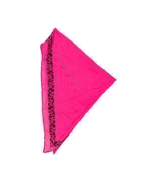 Bandana Buff.
Ideal para proteger el cuello y la cara.
Diseño ligero y polivalente.
Ideal con tiempo moderado.
Tejido suave, ligero y confortable.
 Medidas: 30 x 37 cm
 Composición: 100% Algodón
 Cuidados:
Lavar a mano