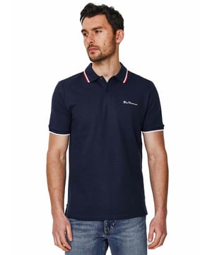 Unser ikonisches Poloshirt besteht aus 100% Bio-Baumwolle und bietet einen zeitlosen Look für Männer. Dieses klassische Design umfasst kontrastierende Details am Kragen und an den Manschetten, die einen stilvollen Akzent setzen. Es verfügt über eine Zweiknopfleiste, einen flach gestrickten Kragen und kurze Ärmel. Das Shirt hat auch eine Stickerei auf der Brust und ist in einer klassischen Passform gestaltet.
