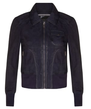 Mejora tu estilo sin esfuerzo con nuestra chaqueta universitaria MA-1 con cuello de cuero para mujer. Confeccionada en piel de napa de cordero suave y flexible, esta chaqueta ofrece un aspecto lujoso y una sensación de primera calidad. Su acabado mate ligeramente fresado añade un toque moderno a tu atuendo. Estas son las características de diseño clave que hacen de esta chaqueta una incorporación imprescindible a tu guardarropa: Piel de napa de cordero suave y flexible: disfruta de la sensación suntuosa y la apariencia lujosa de la piel de napa de cordero, lo que garantiza comodidad y estilo. Cuello puntiagudo: el cuello puntiagudo agrega un elemento de sofisticación a tu atuendo, lo que lo hace adecuado para varias ocasiones. Múltiples bolsillos: con dos bolsillos exteriores en la cintura y un bolsillo de parche con solapa en el pecho, tendrás muchas opciones de almacenamiento para tus elementos esenciales. Puños y dobladillo elásticos: los puños y el dobladillo elásticos brindan un ajuste ceñido y cómodo, lo que te permite moverte con facilidad. Opciones de color versátiles: elige entre cuatro colores versátiles para encontrar el que se adapte perfectamente a tu estilo personal, lo que la convierte en una incorporación versátil a tu guardarropa. Completa con cremalleras YKK confiables, la chaqueta universitaria MA-1 con cuello de cuero para mujer combina durabilidad y funcionalidad, lo que garantiza que se convierta en un elemento básico elegante y práctico en tu colección de moda.