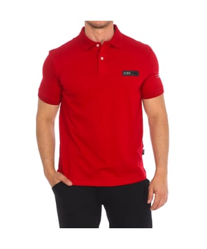 Kurzarm-Polo von Plein Sport.
 Reverskragen
 Halbhoher Knopfverschluss.
 Kurze Ärmel mit geripptem Abschluss.
 Markeninsignien auf der Vorderseite.
 Krallendruck auf einem Ärmel.
 Ton in Ton gesehene Nähte.
 Zusammensetzung: 95% Baumwolle, 5% Elastan
 Pflege:
Bei maximaler Temperatur von 30º waschen.
 Bei niedriger Temperatur bügeln.
 Keinen Trockner verwenden.
 Kein Bleichmittel verwenden.
 Nicht chemisch reinigen.