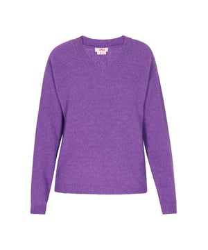 Deze gemêleerde trui met V-hals is een stijlvolle toevoeging aan je garderobe. Met zijn geribde structuur aan de manchetten, zoom en halslijn biedt deze gebreide trui zowel comfort als stijl. De relaxte pasvorm maakt hem perfect voor casual of smart-casual gelegenheden. Blijf gezellig en chic met deze essential met lange mouwen.  Jumper