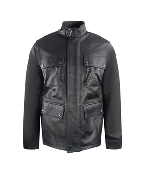 Experimente lo último en versatilidad y estilo con la chaqueta negra Belstaff. Esta chaqueta ofrece calidez y un diseño vanguardista, lo que le permite pasar sin esfuerzo de un look informal de día a un elegante conjunto de noche. ¡Manténgase cómodo y luzca increíble con esta chaqueta imprescindible! Chaqueta de cuero, Material: 100% cuero de vaca, Forro: 100% poliéster, Insignia de la marca en la manga izquierda, Abrigo de cuero. Cierre de cremallera, chaqueta negra, bolsillos con cierre de botón