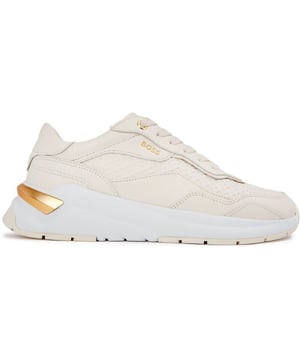 Presentamos Boss Skylar Runn, la fusión perfecta de estilo, moda y funcionalidad. Estas suaves zapatillas blancas están confeccionadas con una lujosa parte superior de cuero y una suela de goma para máxima comodidad y durabilidad. Las zapatillas cuentan con un impresionante detalle dorado en el talón, que añade un toque de glamour a tu rutina de carrera. Mejora tu juego con Boss Skylar Runn y disfruta de tu día con elegancia y sencillez.