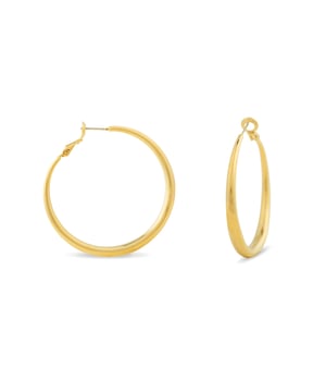 Aros sira acabado en oro amarillo de 18 quilates. Essential encarna la sencillez refinada, piezas atemporales con líneas suaves y el brillo adicional de las circonitas. Joyas básicas sin pretensiones que son perfectas para el uso diario, pero también pueden funcionar en ocasiones especiales.