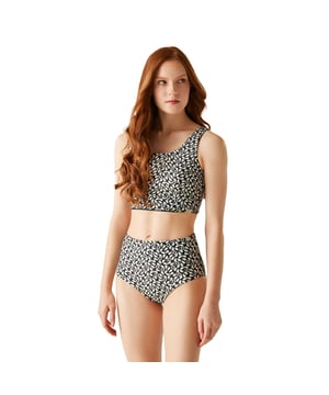 85% Polyester, 15% Elastaan. Stof: Rekken. Ontwerp: Jasmijnbloem. Sluiting: Pull Over, Pull-On. Hals: Schep. Stijl achterkant: Gespreide achterkant. Taillelijn: Hoge Stijging. Omkeerbaar. Inhoud: 1 Bikinibroekje, 1 Bikinitopje. Duurzaamheid: Gemaakt van gerecycled materiaal.