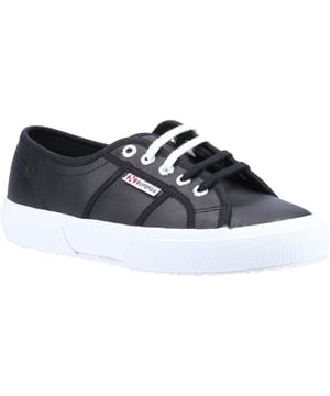 De Classic 2750 heeft een edgier update gekregen in zacht, wit leer, waardoor hij de perfecte smart-casual keuze is voor het koudere seizoen. De tijdloze schoen heeft een comfortabele katoenen voering en een lichtgewicht, eenvoudige vorm met een gevulkaniseerde rubberen zool.