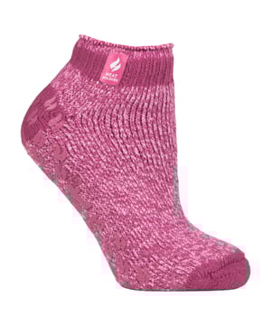 Mantén el calor este invierno con estos calcetines tobilleros de mujer. Mima tus pies con estos calcetines cálidos y cómodos que podrás llevar por toda la casa. Cuentan con agarres antideslizantes para evitar resbalones en suelos de madera o baldosa, por lo que son imprescindibles para el día a día. Añade un toque de color a tu rutina nocturna con estos calcetines de colores vibrantes y una sujeción única en la punta y el talón. Su corta longitud los hace ideales para llevarlos en la cama y disfrutar de un sueño reparador. Además, su corte bajo facilita la tarea de ponérselos y quitárselos entre horas. Estos calcetines se han confeccionado con hilo térmico Heat Holders de diseño japonés avanzado que proporciona un aislamiento de alto rendimiento contra el frío con una capacidad de transpiración de la humedad y una suavidad superiores. Llevan a cabo un proceso esencial de cepillado suave que maximiza la cantidad de aire caliente retenido dentro de cada calcetín para una calidez inigualable y comodidad durante todo el día. La marca Heat Holders se enorgullece de crear calcetines térmicos supercalientes que utilizan una innovadora tecnología de punto que produce un pelo acolchado de bucle largo PATENTADO en el Reino Unido para retener más aire caliente, aumentando la calificación TOG. Están disponibles en diferentes colores y estilos que van desde el negro, rosa, morado, ¡y mucho más! Elige tu color favorito en estos originales calcetines tobilleros para mujer de Heat Holders. Estos calcetines están disponibles en las tallas de mujer 4-8 UK, 37-42 EU, 5-9 US.