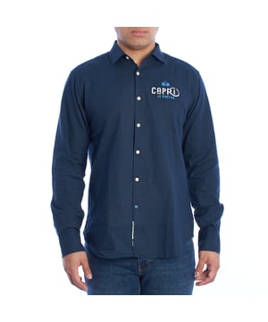 Camisa manga larga de hombre de La Martina. 

Una prenda diseñada para quienes valoran la combinación de estilo clásico y confort. La camisa de hombre manga larga, confeccionada en una mezcla de algodón y lino, se presenta como la elección perfecta para un look casual y sofisticado.

Detalles:

- Camisa de manga larga con cierre frontal de botones.
- Confección en tejido de algodón y lino que aporta ligereza y transpirabilidad.
- Bordado exclusivo en el pecho con el logotipo de La Martina y detalle "Capri Polo Italia".
- Puños ajustables con botón para un mejor ajuste.
- Cuello clásico que se adapta a cualquier look.
- Aberturas laterales que ofrecen mayor libertad de movimiento.
- Etiqueta decorativa en la parte inferior que refuerza la autenticidad de la marca.
- Corte recto que asegura un calce cómodo y estilizado.

Esta camisa de hombre destaca por su frescura y elegancia, ideal para el uso diario o eventos informales. Combina fácilmente con pantalones de vestir o jeans para lograr un estilo versátil y atemporal.
 Composición: 70% Algodón, 30% Lino
 Cuidados:
- Lavar máximo a 30°C en ciclo delicado.
- No usar lejía ni blanqueadores.
- Planchar a baja temperatura, preferiblemente del revés.
- No usar secadora.