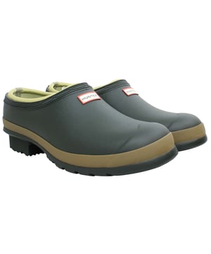 De Hunter Gardener Men's Green Clogs zijn een praktische en veelzijdige keuze van schoeisel ontworpen voor liefhebbers van outdoor en tuinieren. Gemaakt door Hunter, een merk dat bekend staat om zijn duurzame en hoogwaardige outdoorschoenen, bieden deze klompen een comfortabel en handig slip-on ontwerp dat perfect is voor diverse tuinklussen en casual outdoorkleding. De aardgroene kleur en stevige constructie zorgen ervoor dat ze zowel functioneel als stijlvol zijn.
 
Belangrijkste kenmerken:
Waterafstotend rubberen bovenwerk:

Gemaakt van waterbestendig rubber, zijn deze klompen gemaakt om natte en modderige omstandigheden te weerstaan, waardoor ze ideaal zijn voor tuinieren of andere buitenactiviteiten.


Slip-On Ontwerp:

De gemakkelijke slip-on stijl biedt snelle en gemakkelijke slijtage, zodat je moeiteloos van binnen naar buiten kunt.


Duurzame constructie:

Versterkt voor extra stevigheid, zijn deze klompen gemaakt om ruw gebruik aan te kunnen en een langdurige duurzaamheid te bieden, ongeacht de taak die je uitvoert.


Gevoerde binnenzool:

Uitgerust met een zachte, dempende binnenzool voor meer comfort en ondersteuning, zodat je voeten comfortabel blijven, zelfs bij langdurig dragen.


Loopzool met grip:

De robuuste rubberen buitenzool heeft een grip-tread patroon en biedt uitstekende tractie en stabiliteit op verschillende ondergronden, of het nu nat gras of modderige grond is.

Gemakkelijk schoon te maken:

Dankzij het rubberen materiaal zijn deze klompen gemakkelijk schoon te maken - gewoon vuil en modder afspoelen en ze zijn klaar voor gebruik.


Klassieke groene kleur:

De aardgroene tint weerspiegelt het outdoor erfgoed van Hunter en past goed bij tuinkleding of vrijetijdskleding.


Lichtgewicht en Flexibel:

Ontworpen voor comfort en bewegingsgemak, deze klompen zijn licht en flexibel, waardoor ze ideaal zijn om te dragen rond de tuin of voor snelle uitstapjes naar buiten.


 
De Hunter Gardener Men's Green Clogs zijn een must-have voor iedereen die graag tijd buiten doorbrengt. Door de combinatie van functionaliteit, duurzaamheid en comfort zijn deze klompen perfect voor tuinieren, snelle buitenklussen of gewoon genieten van een wandeling in de achtertuin.
 
 
 