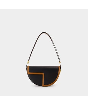 Un asa. Doble asa de transporte. Material: piel de ternero lisa. Colores: NEGRO - CASTAÑO NEGRO. Piel de becerro lisa. Cierre: cierre magnético en la parte superior. Distribución interior: un bolsillo interior con cremallera y un bolsillo exterior con cremallera. Height: 16. Length: 5.