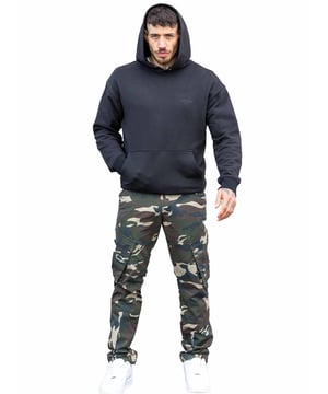 Presentamos los Pantalones Cargo Enzo Mens Camo: un ajuste relajado con una pierna ajustada, bolsillos cargo y un cierre con cremallera. Con botones y remaches con marca, estos pantalones cuentan con un tobillo elástico con un cordón ajustable para un ajuste cómodo. El diseño de paneles cortados y cosidos añade un toque único.